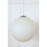 Metalen hanglamp met witte bolkap