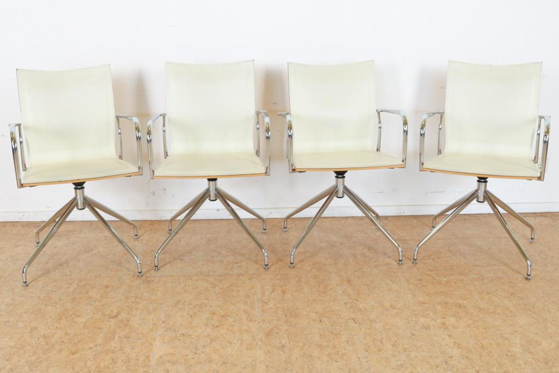 Serie van 4 stoelen, naar Eames