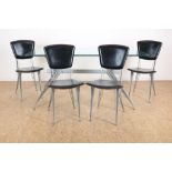 Serie van 4 metalen stoelen en tafel