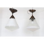 Stel bronzen hanglampen met wit opaline