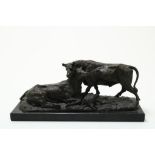 Bronzen sculptuur van stier en koe