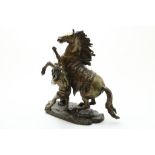 Bronzen sculptuur van paard en memmer