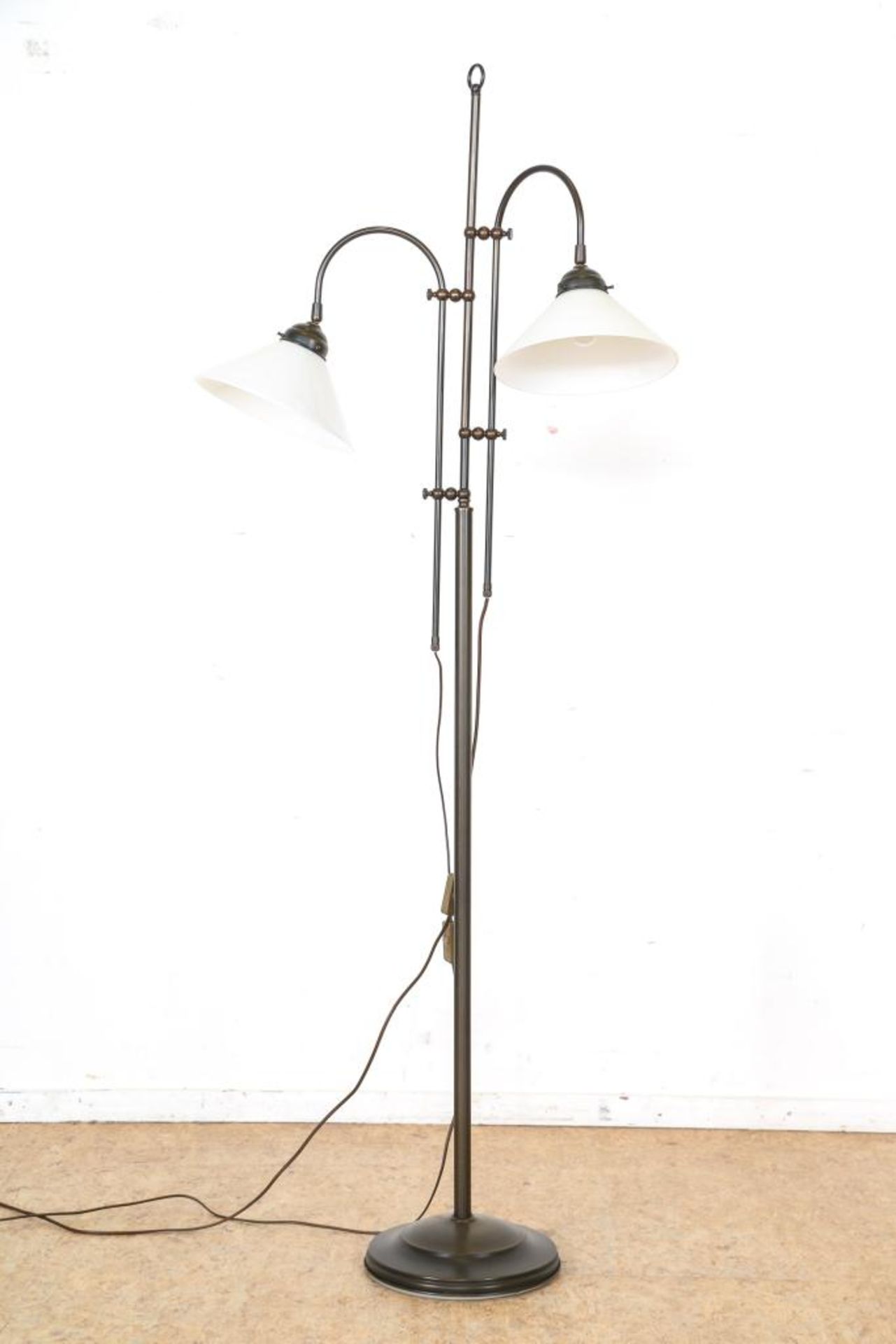 Bronzen vloerlamp met 2 opaline kappen''