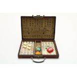 Mahjong spel in roodlederen koffer