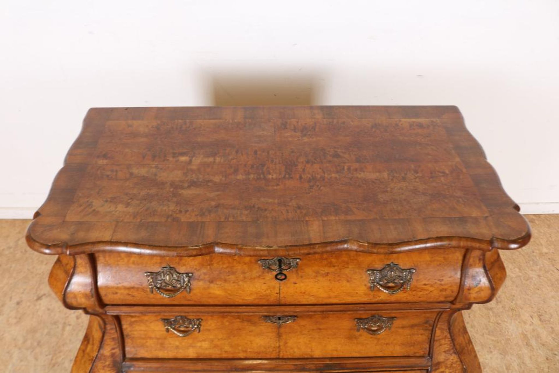 Wortelnoten gefineerd commode - Image 4 of 4