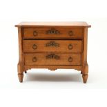 Eiken miniatuur commode met 3 laadjes