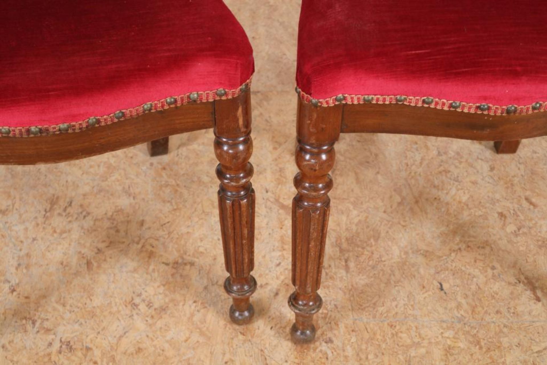 Serie van 5 mahonie stoelen met rood - Image 4 of 5