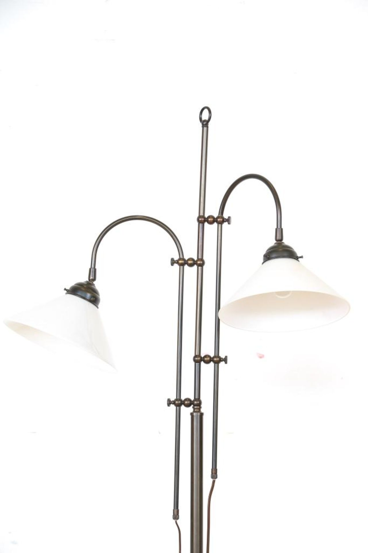 Bronzen vloerlamp met 2 opaline kappen'' - Image 2 of 4