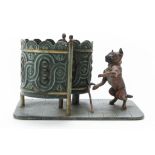 Bronzen Weense pug bij urinoir