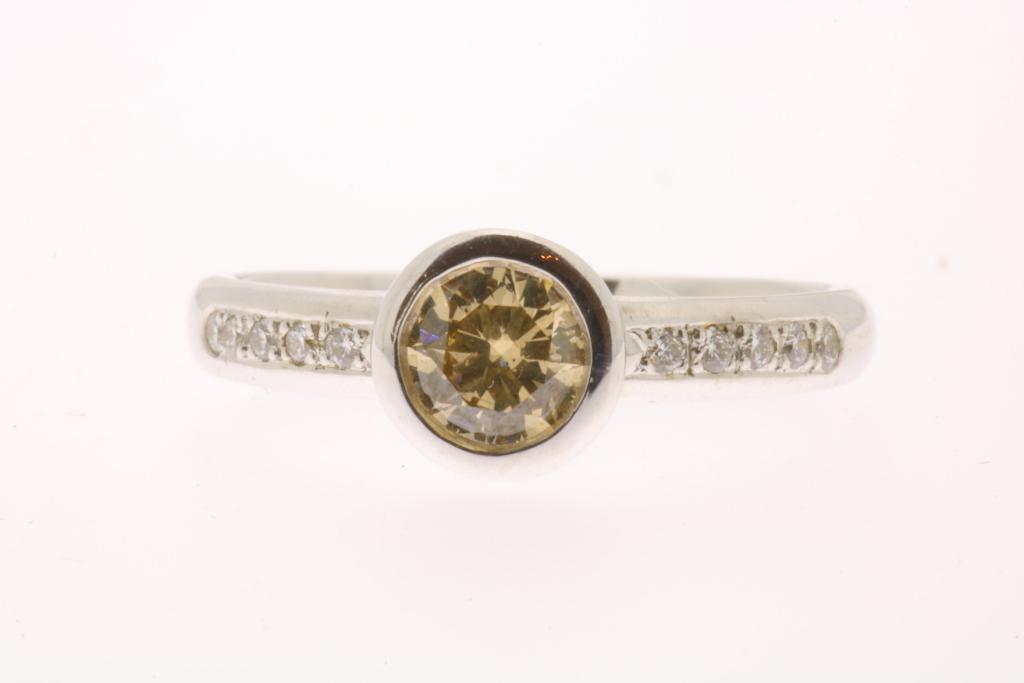 Witgouden ring bezet met diamant