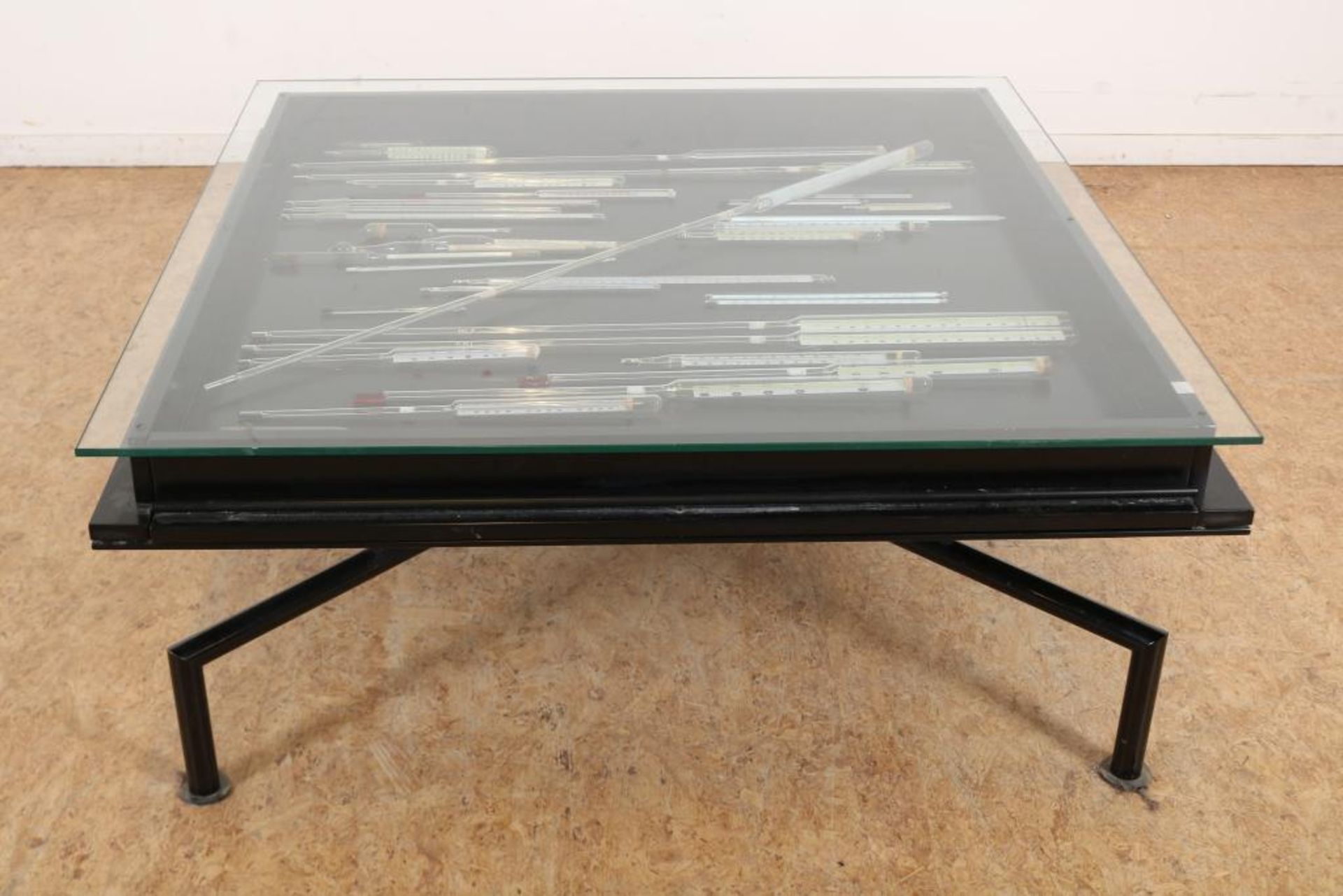 Zwartlak salontafel met thermometers