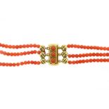 3 rijig bloedkoralen collier