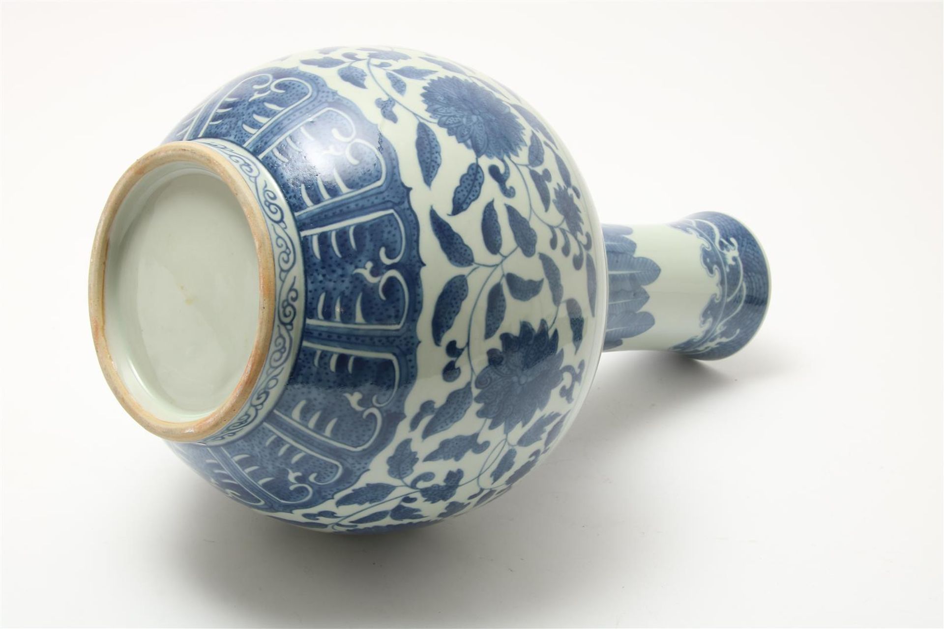 Porcelain Kangxi-style vase with blue/white flower decoration, China 20th century, h. 42 cm. - Image 4 of 4