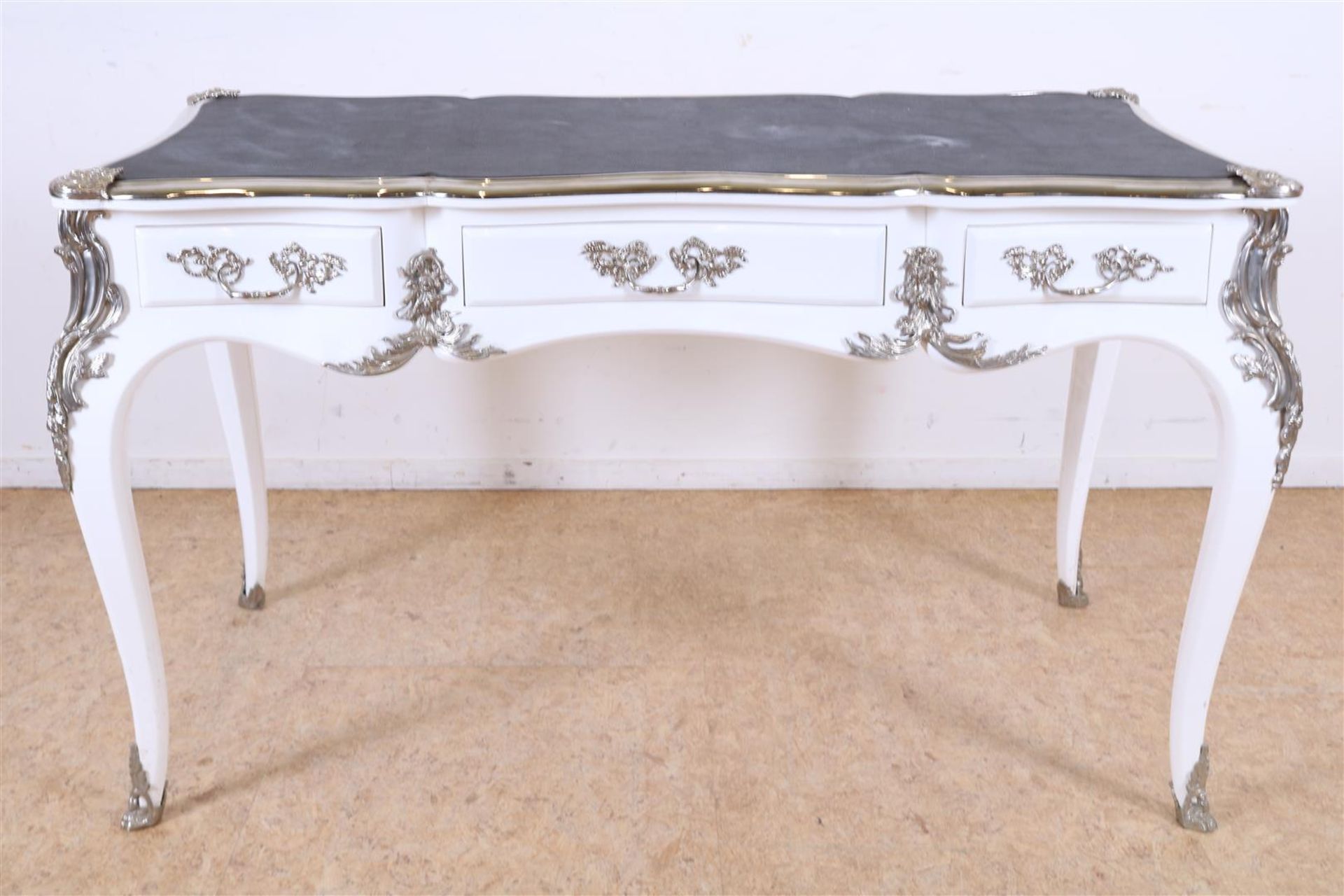 White lacquer wooden Louis XVI style desk