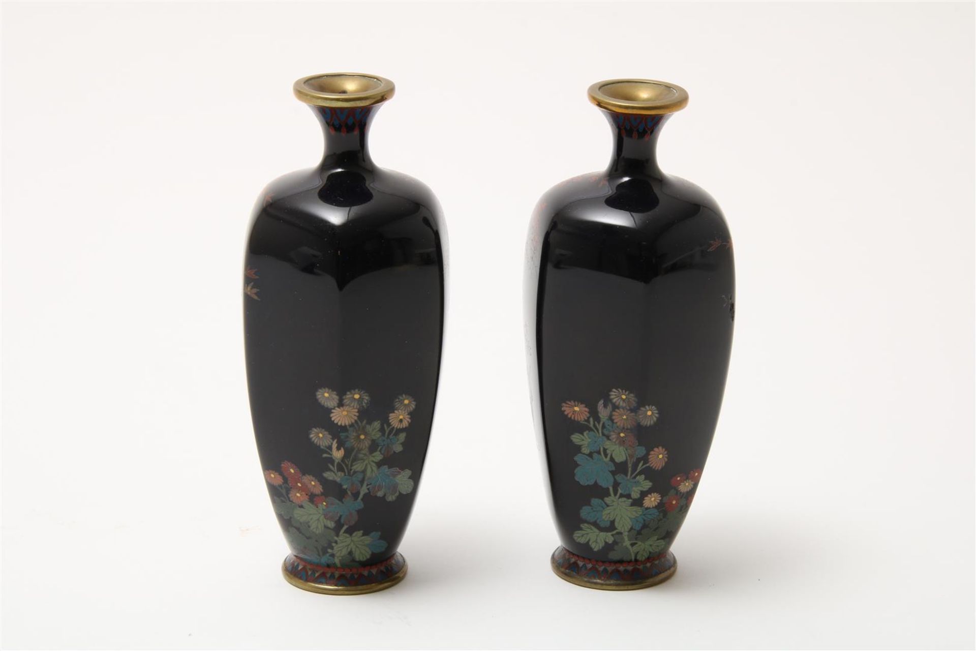 Pair of bronze vases inlaid with cloisonne - Bild 2 aus 4