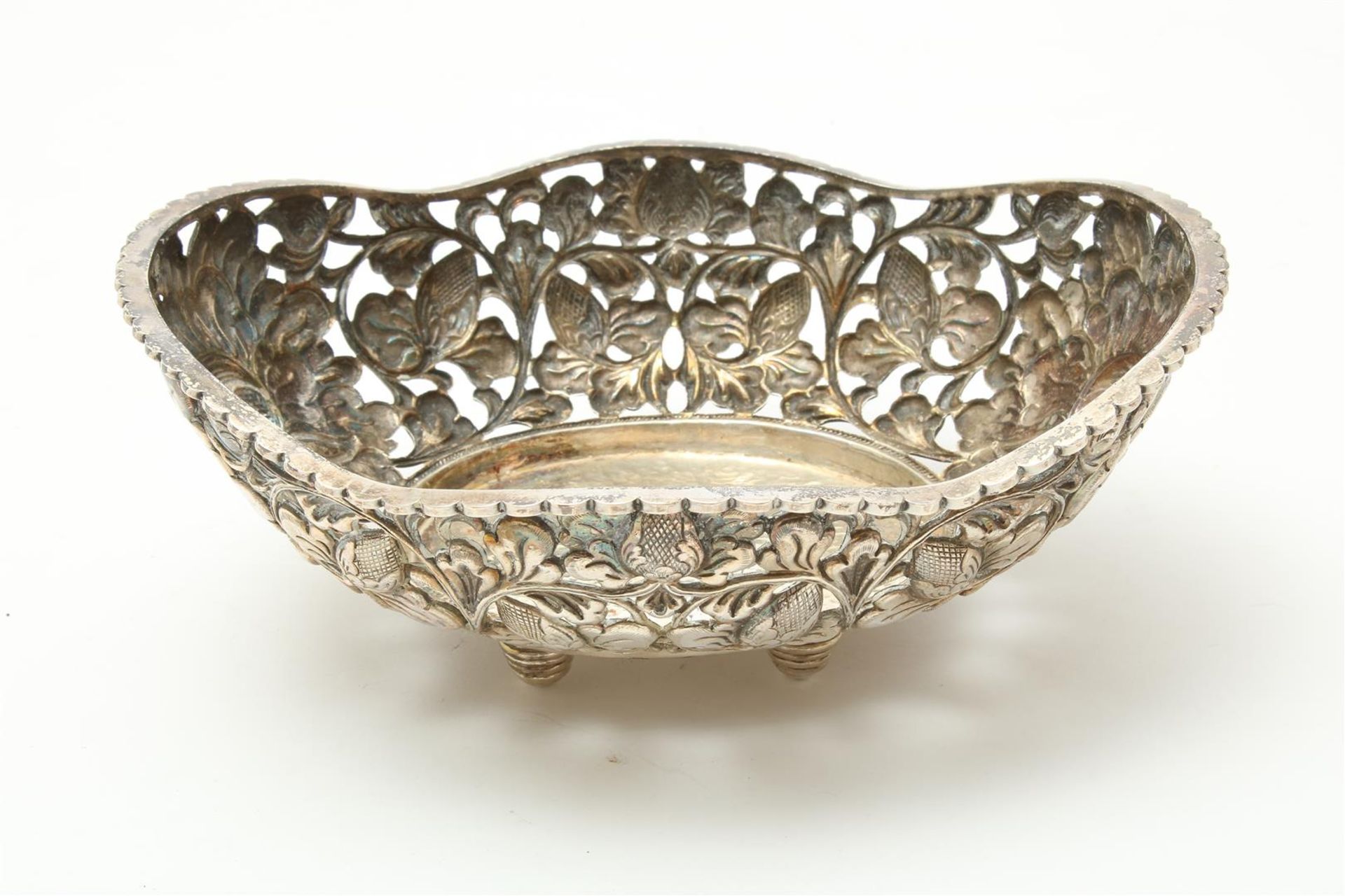 Djokja silver bowl decorated with flowers, marked P.H. h. 8, w. 20, d. 17 cm. - Image 2 of 4