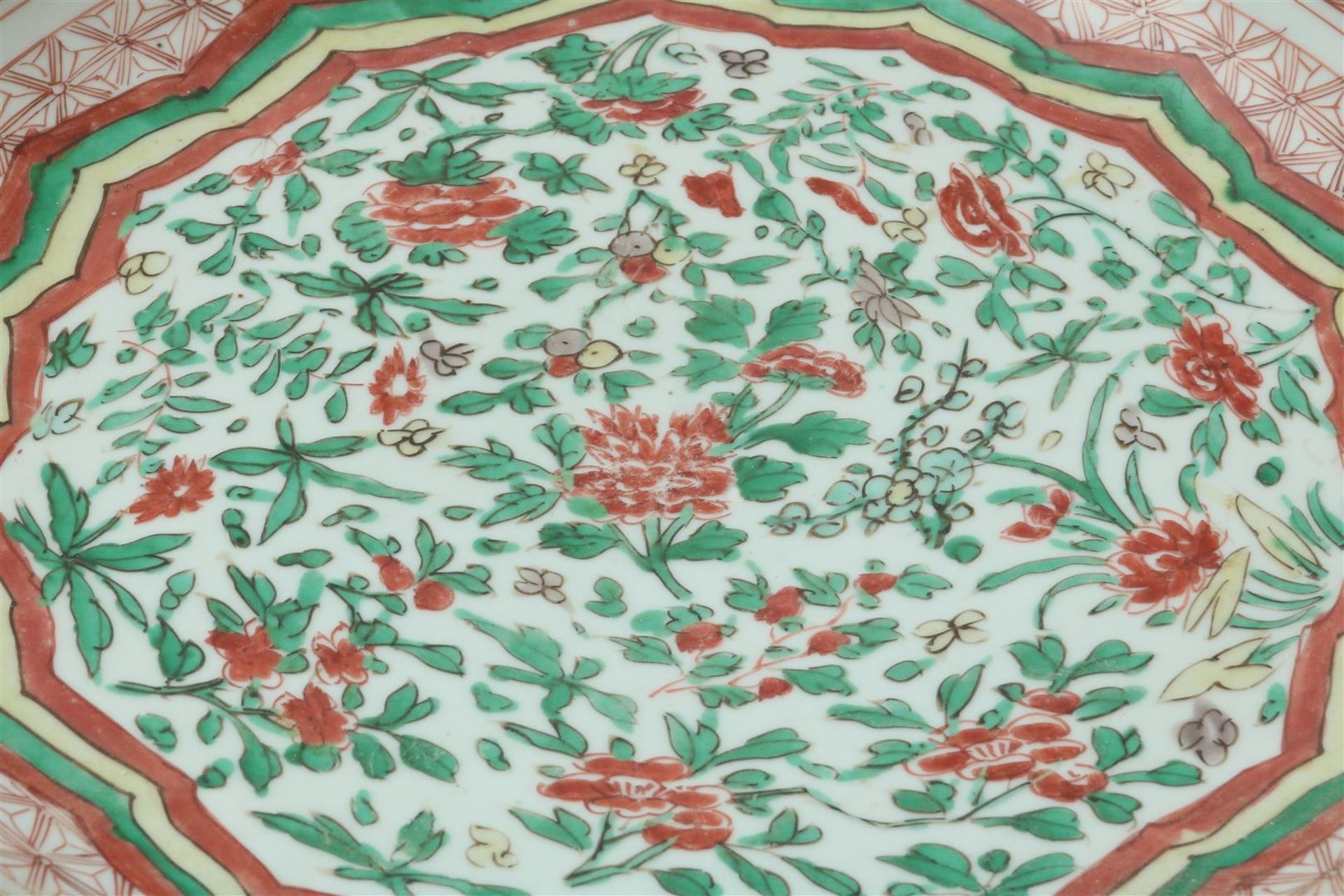 Porcelain Kangxi round dish with Famille Verte decor, diam. 33.5 cm. China, 18th century (with - Image 2 of 6