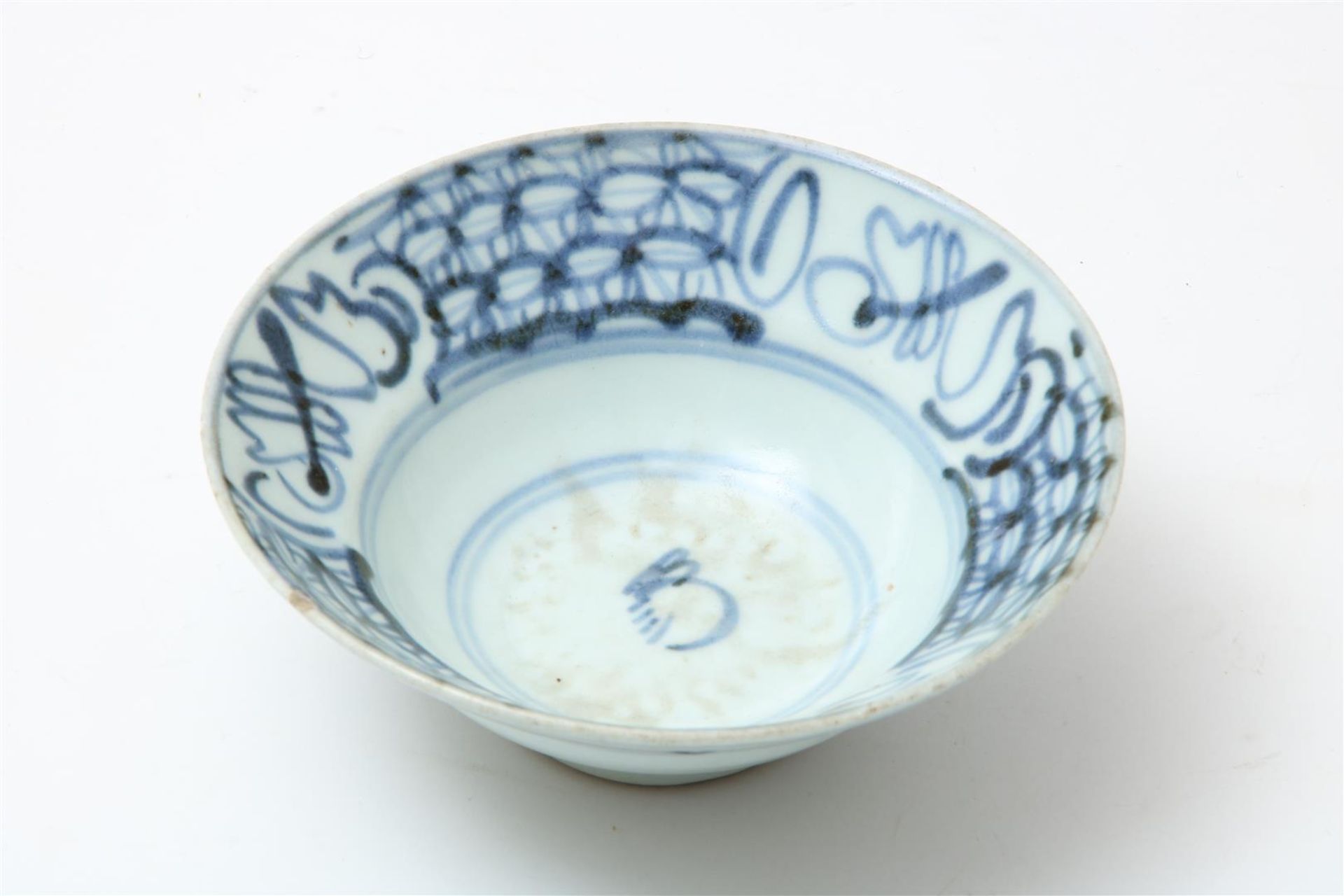 Lot of 5 porcelain dishes (edge flakes) and 4 various saucers, including The Nanking Cargo and Ming, - Image 8 of 19