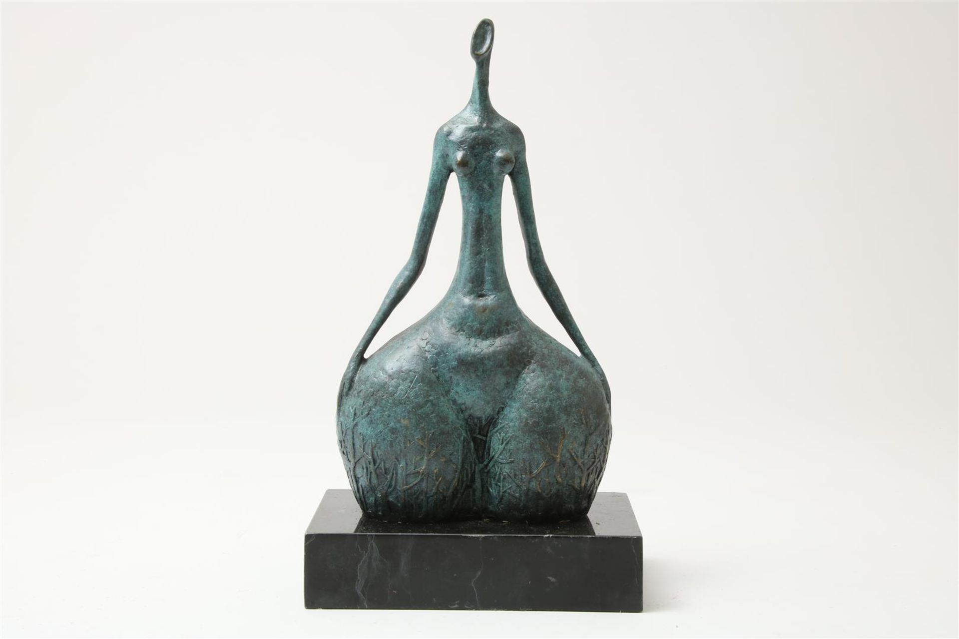 Bronze sculpture of lady, mounted on marble base, h. 40 cm. - Image 2 of 5