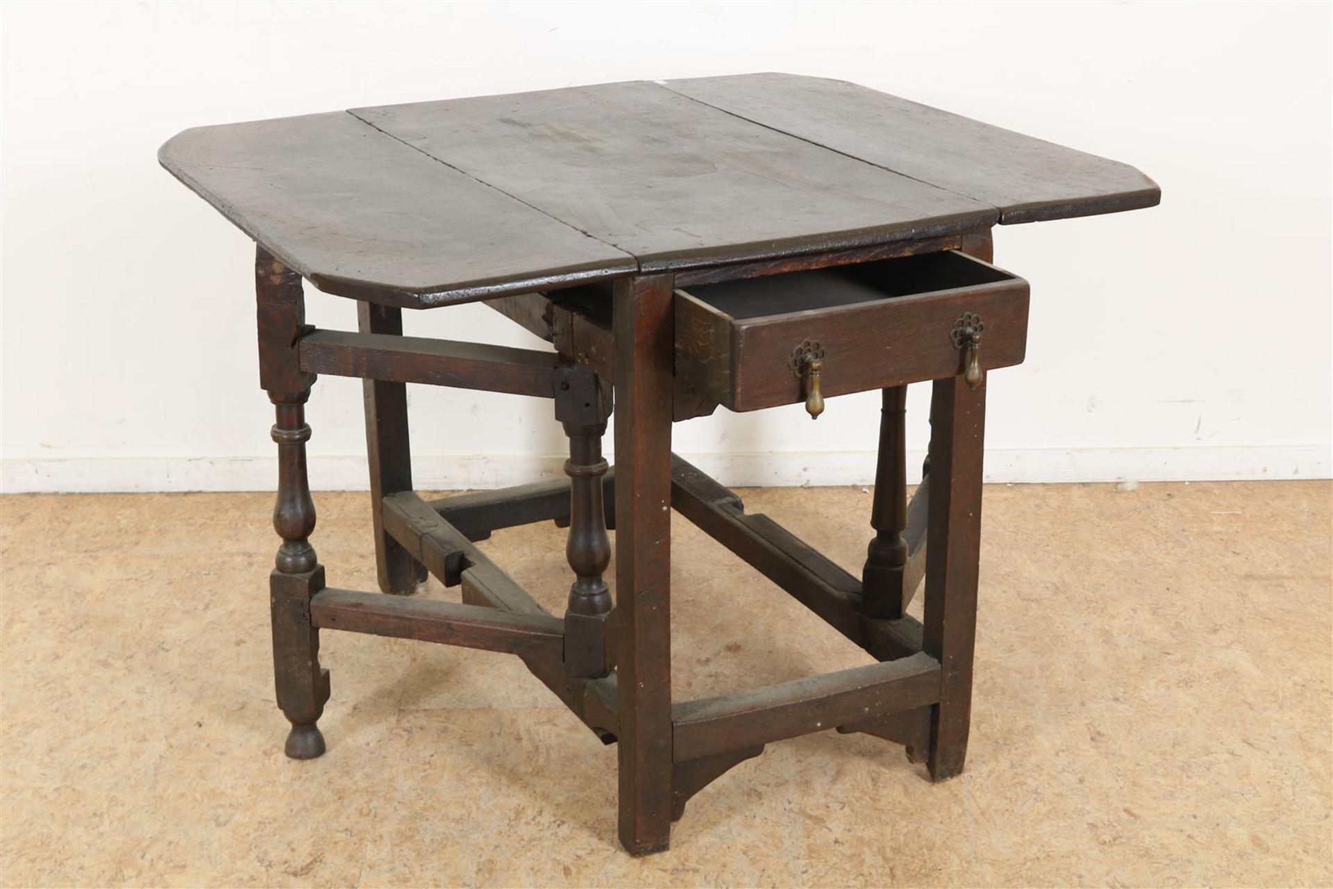Oak Georgian gateleg table with 2 side leaves and 2 side drawers, England early 18th century, h. 70, - Image 2 of 3