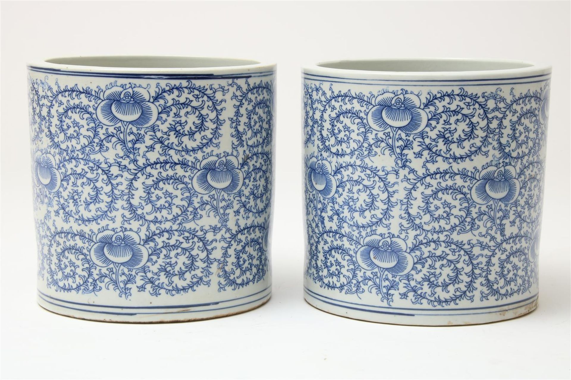 Set of blue and white porcelain pots decorated with flowers, China 20th century, h. 20 dia. 20.5