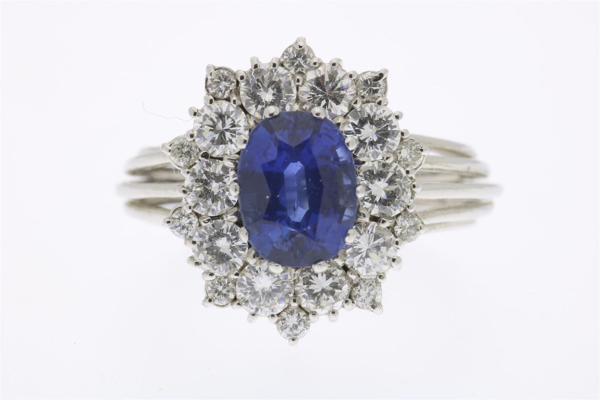 White gold entourage ring set with blue sapphire and brilliant cut diamonds, approx. 1.20 ct. (