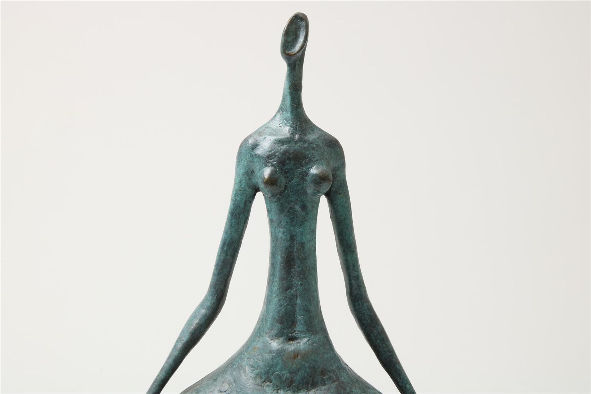 Bronze sculpture of lady, mounted on marble base, h. 40 cm. - Image 5 of 5