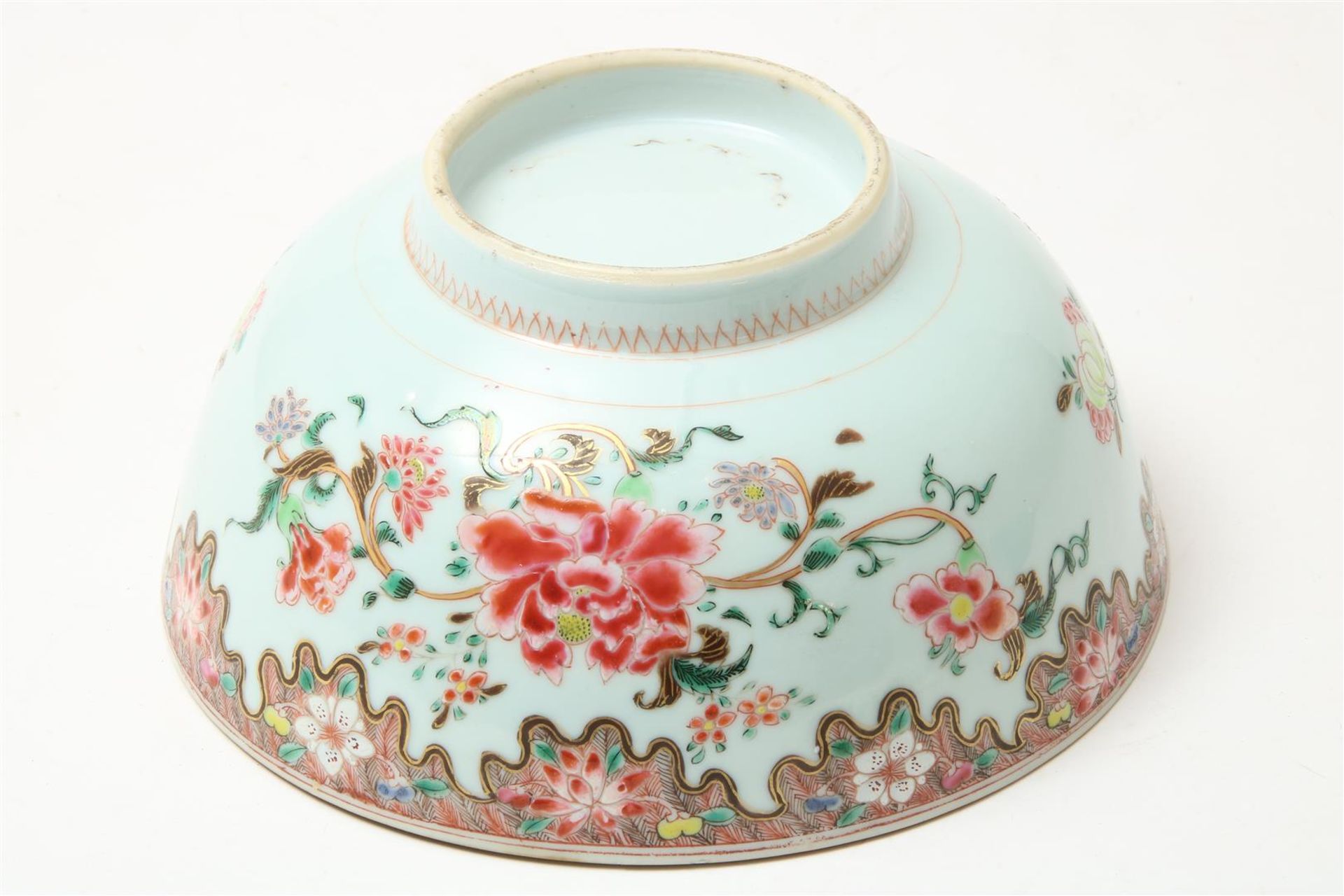 Porcelain Famille-Rose bowl decorated with gold, the interior with flower decoration under the rim - Image 3 of 4