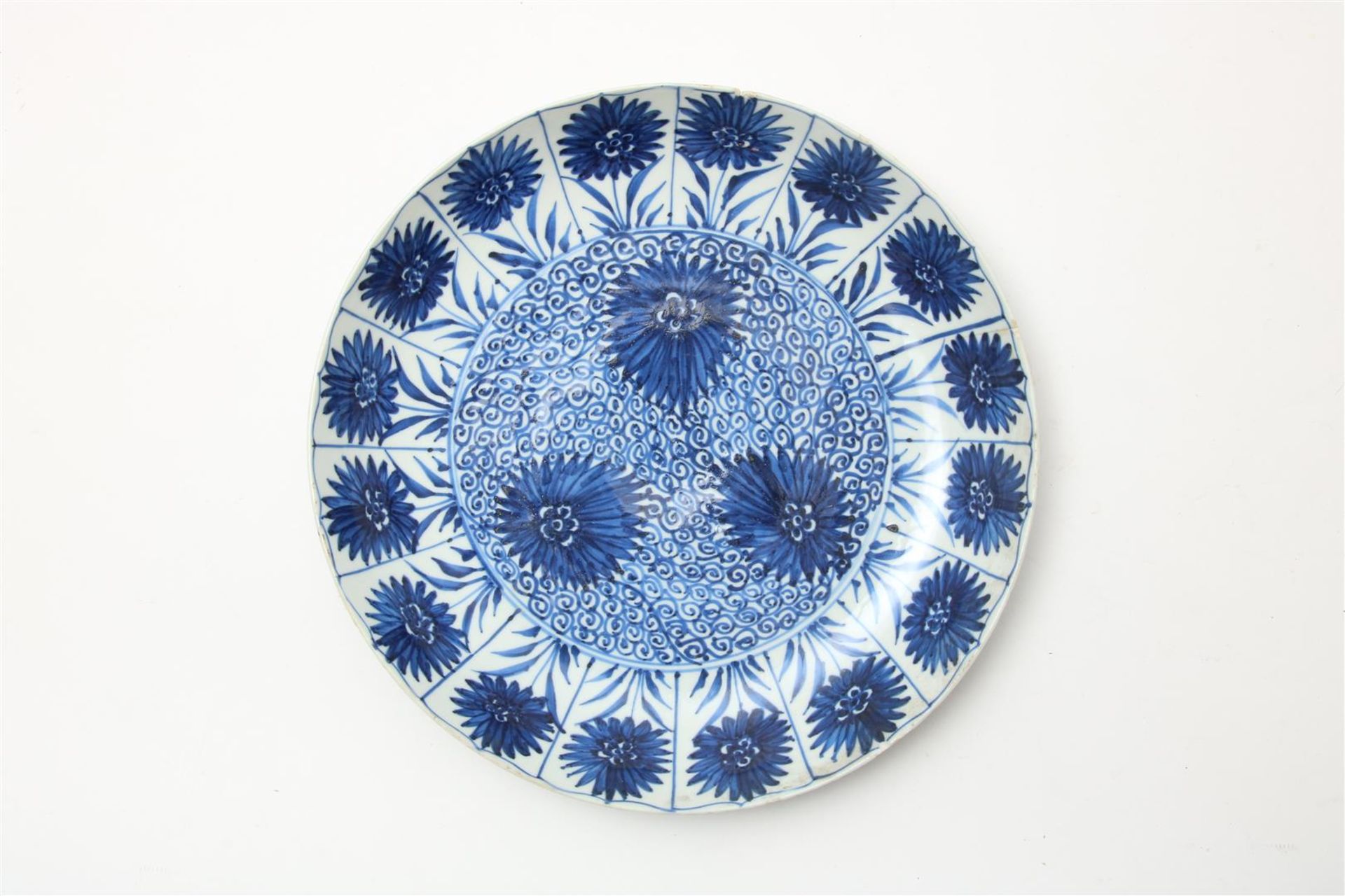 Porcelain Kangxi dish with Aster pattern decor, mark with Artemisia leaf, China 18th century,