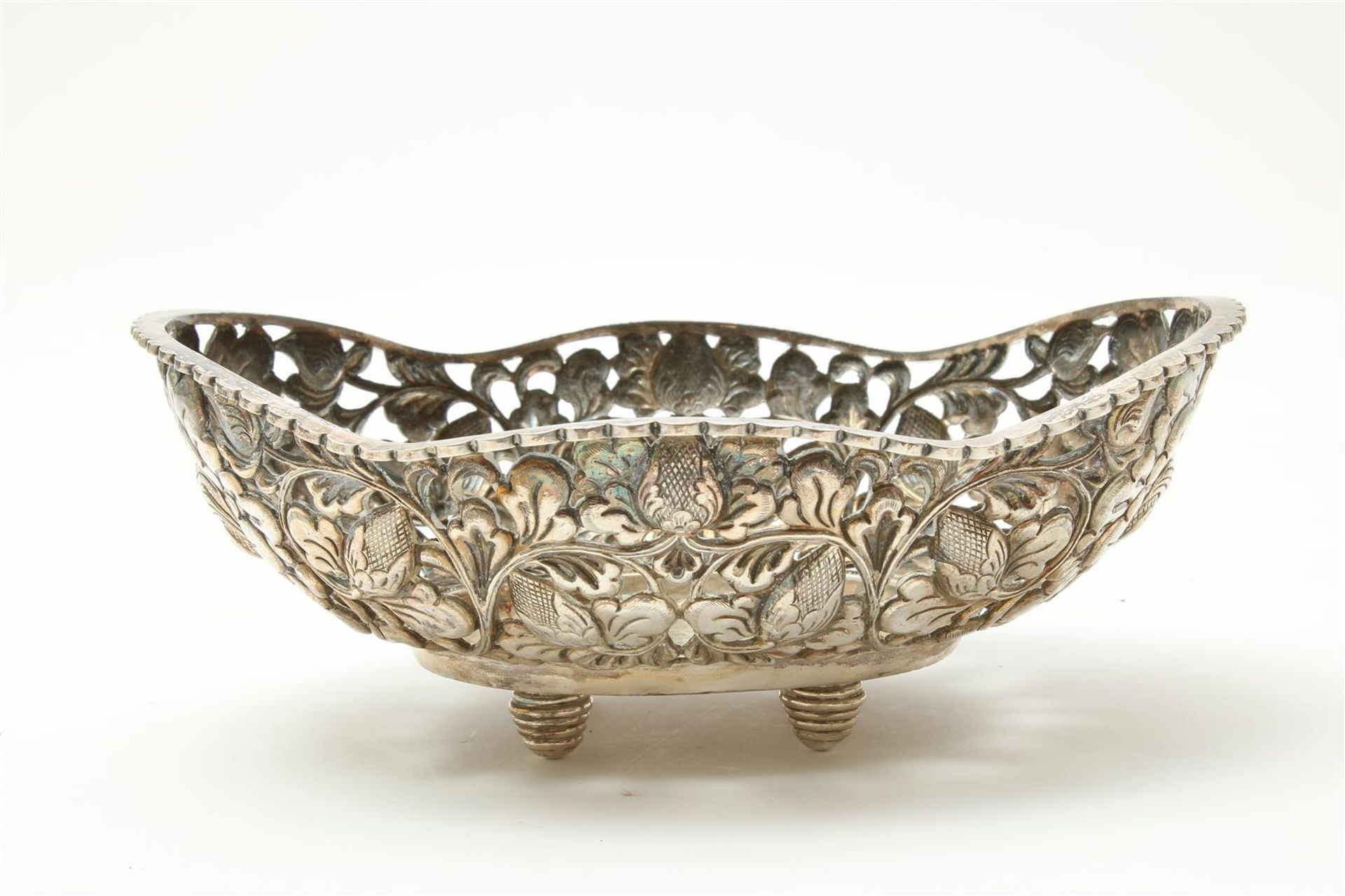 Djokja silver bowl decorated with flowers, marked P.H. h. 8, w. 20, d. 17 cm.