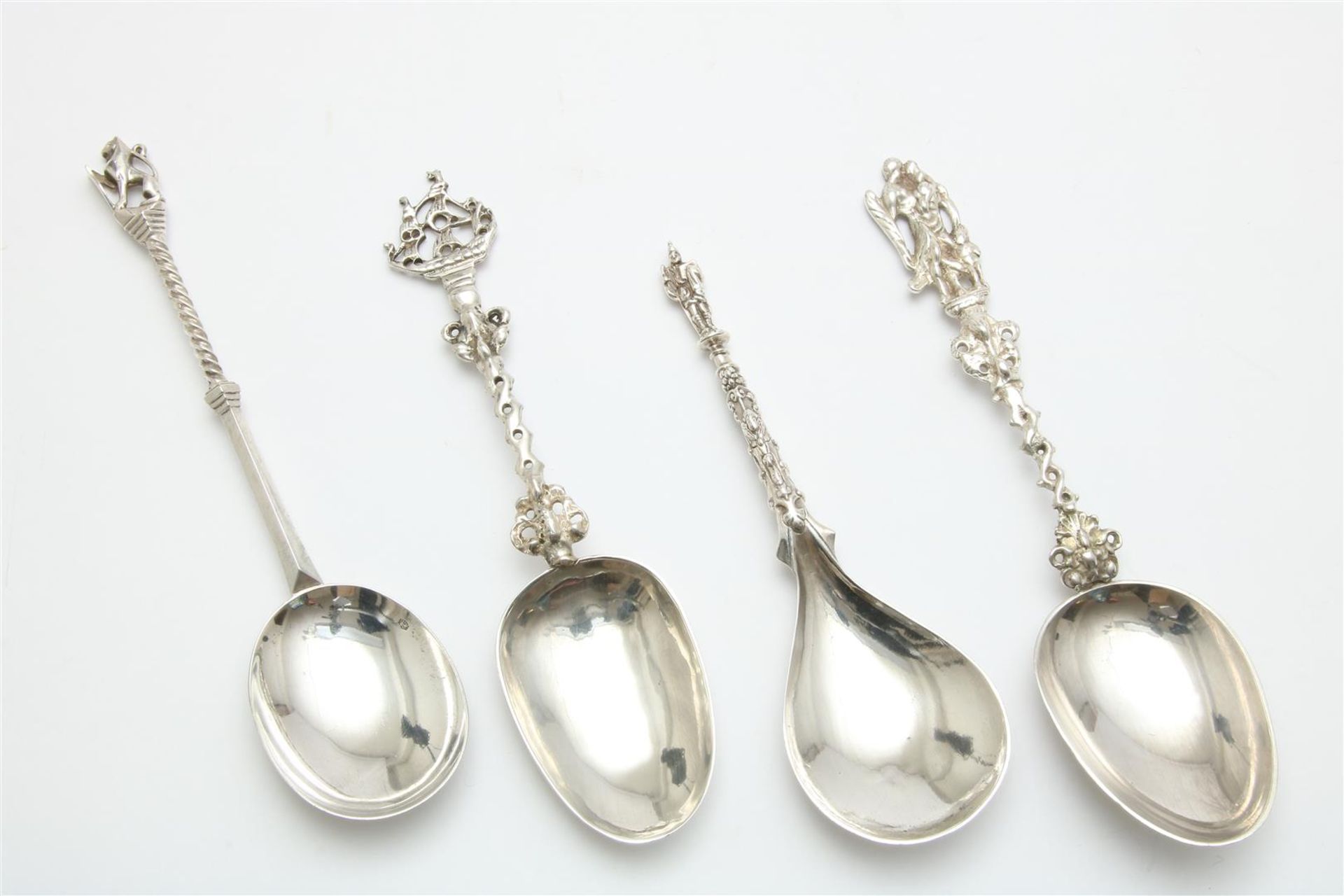 Lot with 4 silver memorial spoons, including crowned with lion, apostle, boat, maternal love,