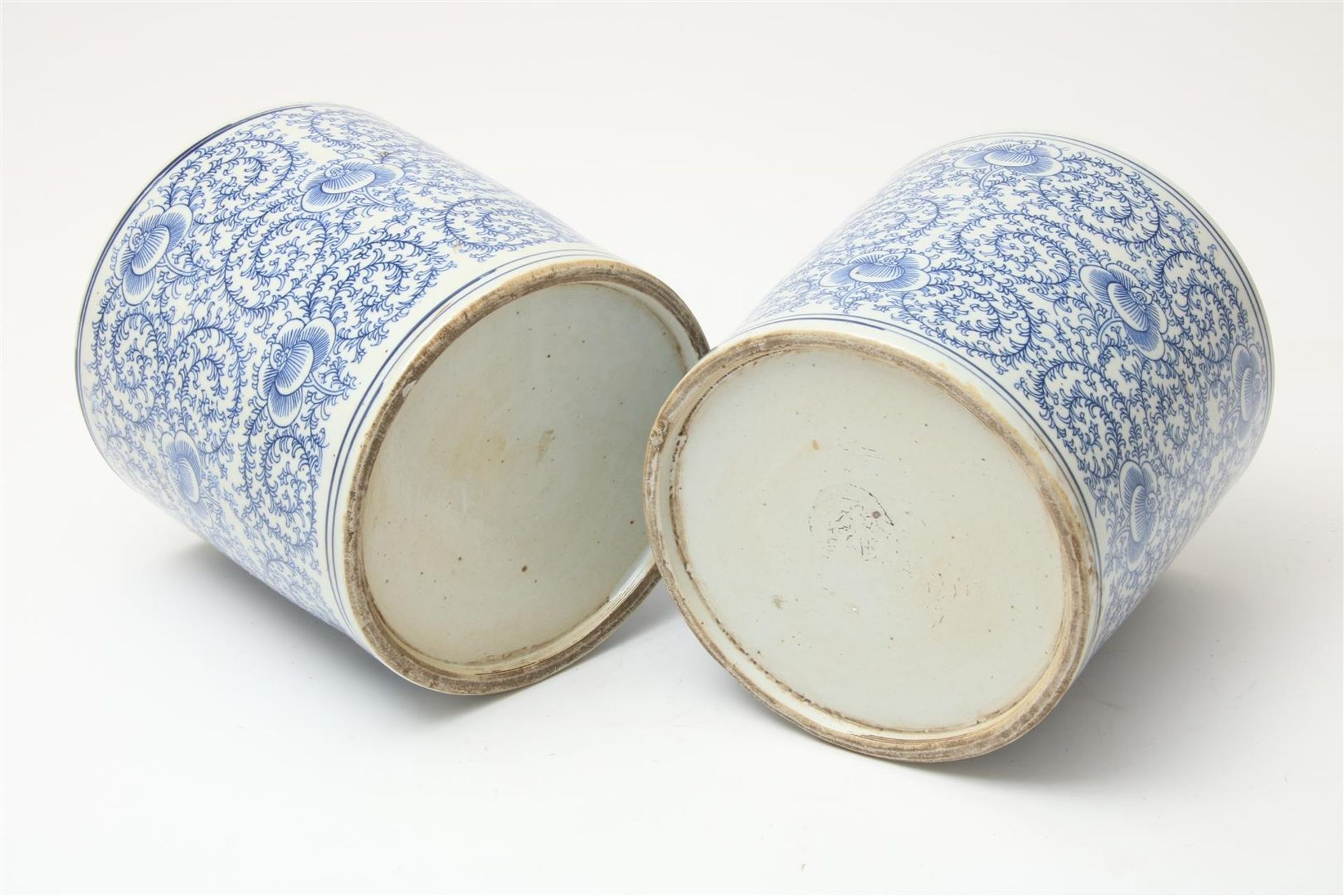 Set of blue and white porcelain pots decorated with flowers, China 20th century, h. 20 dia. 20.5 - Image 3 of 3