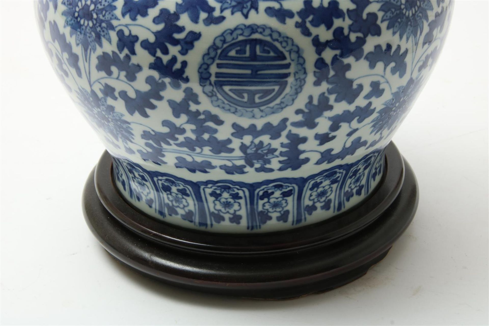 Porcelain lamp base, decorated in blue, China 20th century, h. 33 cm - Image 4 of 6