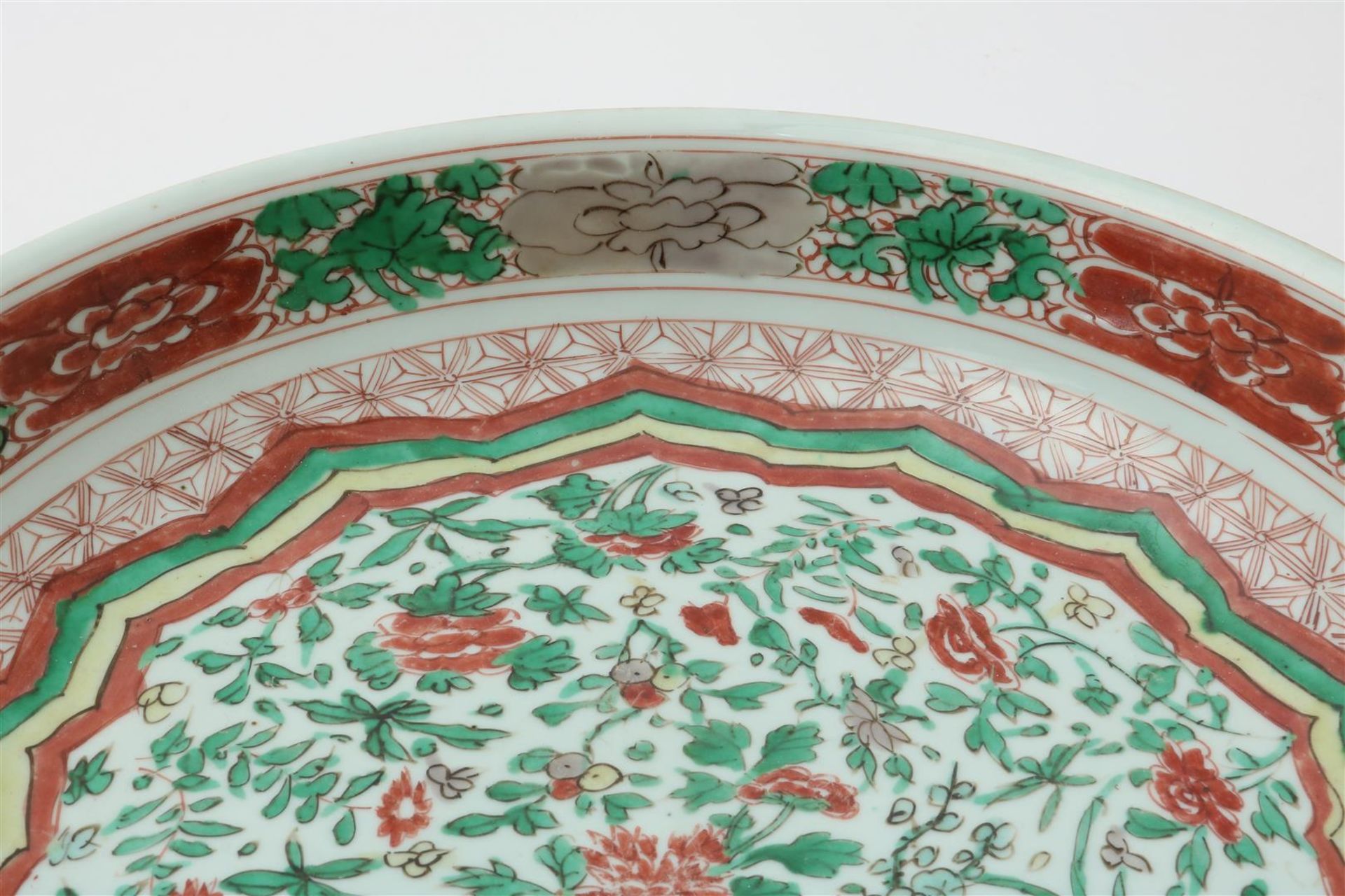 Porcelain Kangxi round dish with Famille Verte decor, diam. 33.5 cm. China, 18th century (with - Image 3 of 6