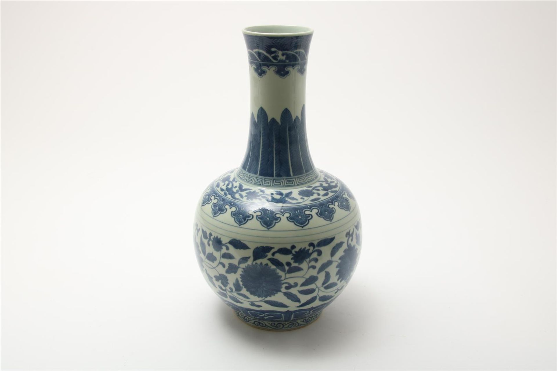 Porcelain Kangxi-style vase with blue/white flower decoration, China 20th century, h. 42 cm.