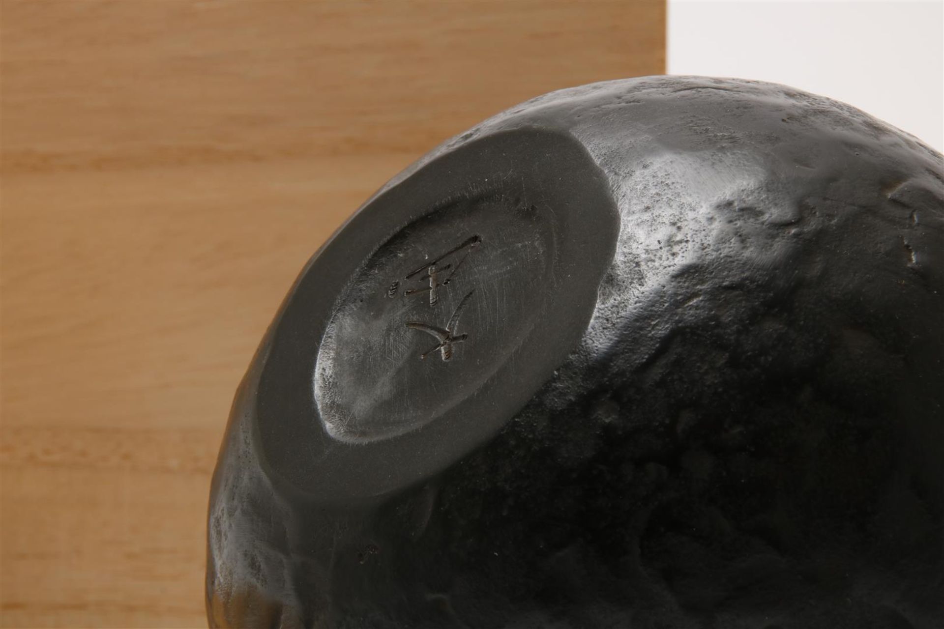 Black patinated bronze ceramic-looking ball vase - Bild 5 aus 5