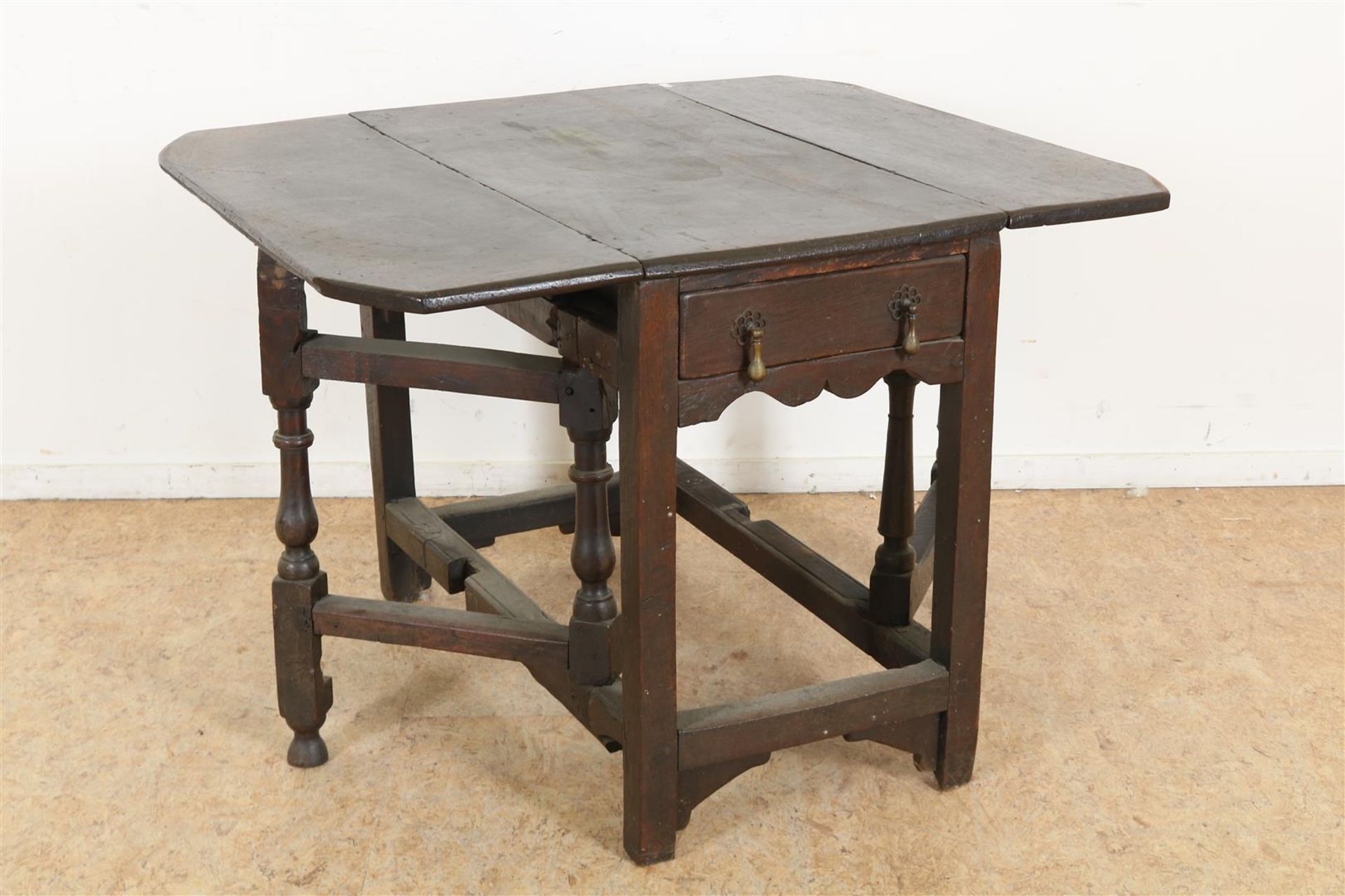 Oak Georgian gateleg table with 2 side leaves and 2 side drawers, England early 18th century, h. 70,