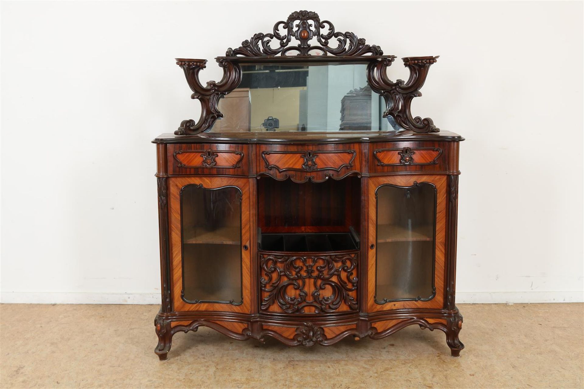Mahogany Willem III open bonheur with mirror upstand flanked by 4 inserted holders, 3 drawers and