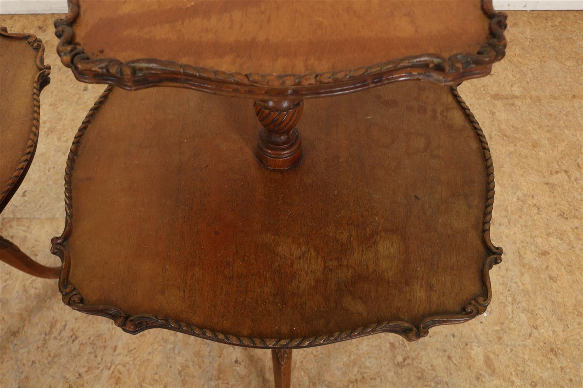 Set mahogany etagere side tables - Bild 5 aus 5