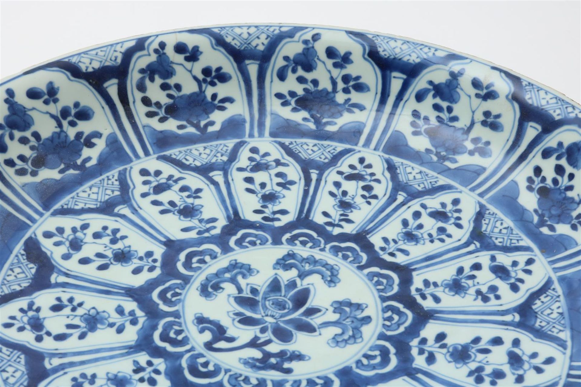 Porcelain Kangxi Lotus dish centered decorated with flowers surrounded by flower edges, China 18th - Image 2 of 8