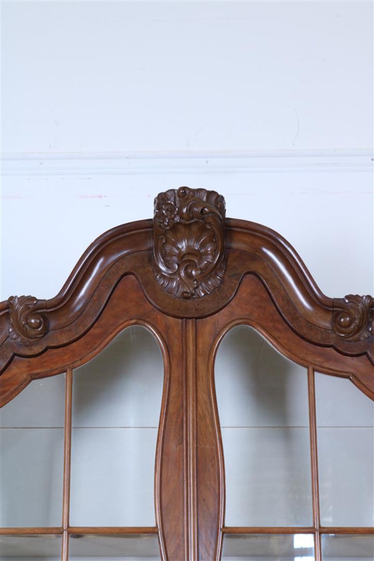 Burl walnut veneered Louis XV style china cabinet  - Bild 3 aus 5