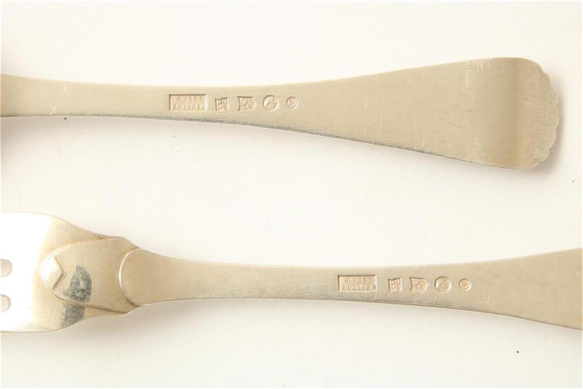 Silver ice cream cutlery, handles crowned with shell motif, signed 934/000, signed W. Voet en Zonen, - Image 2 of 2