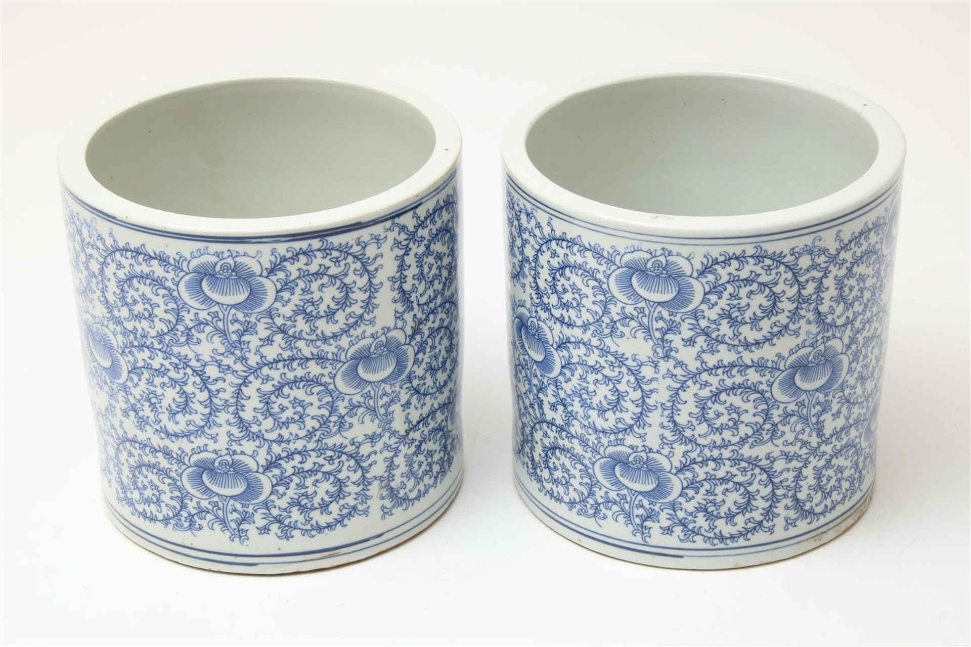 Set of blue and white porcelain pots decorated with flowers, China 20th century, h. 20 dia. 20.5 - Image 2 of 3