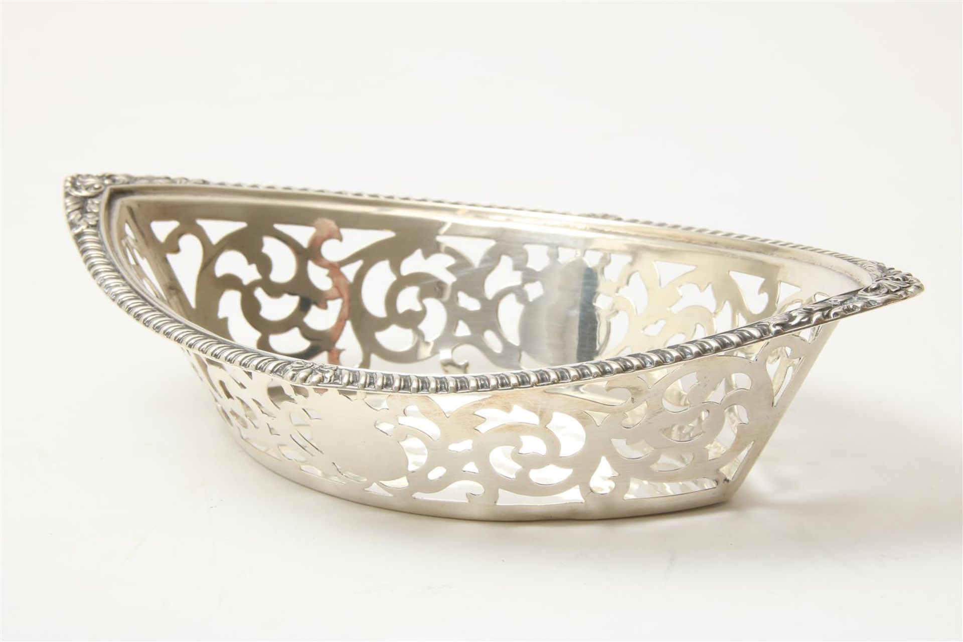 Silver openwork basket with cable border, Birmingham 1921. br.wt. 91 gr. - Image 3 of 5