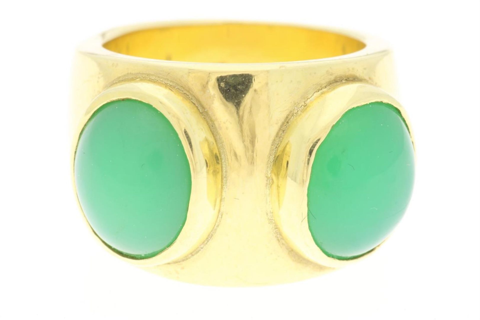 Yellow gold band ring set with green calcedony, cabochon cut, gross weight 27.3 gr. Size 18.