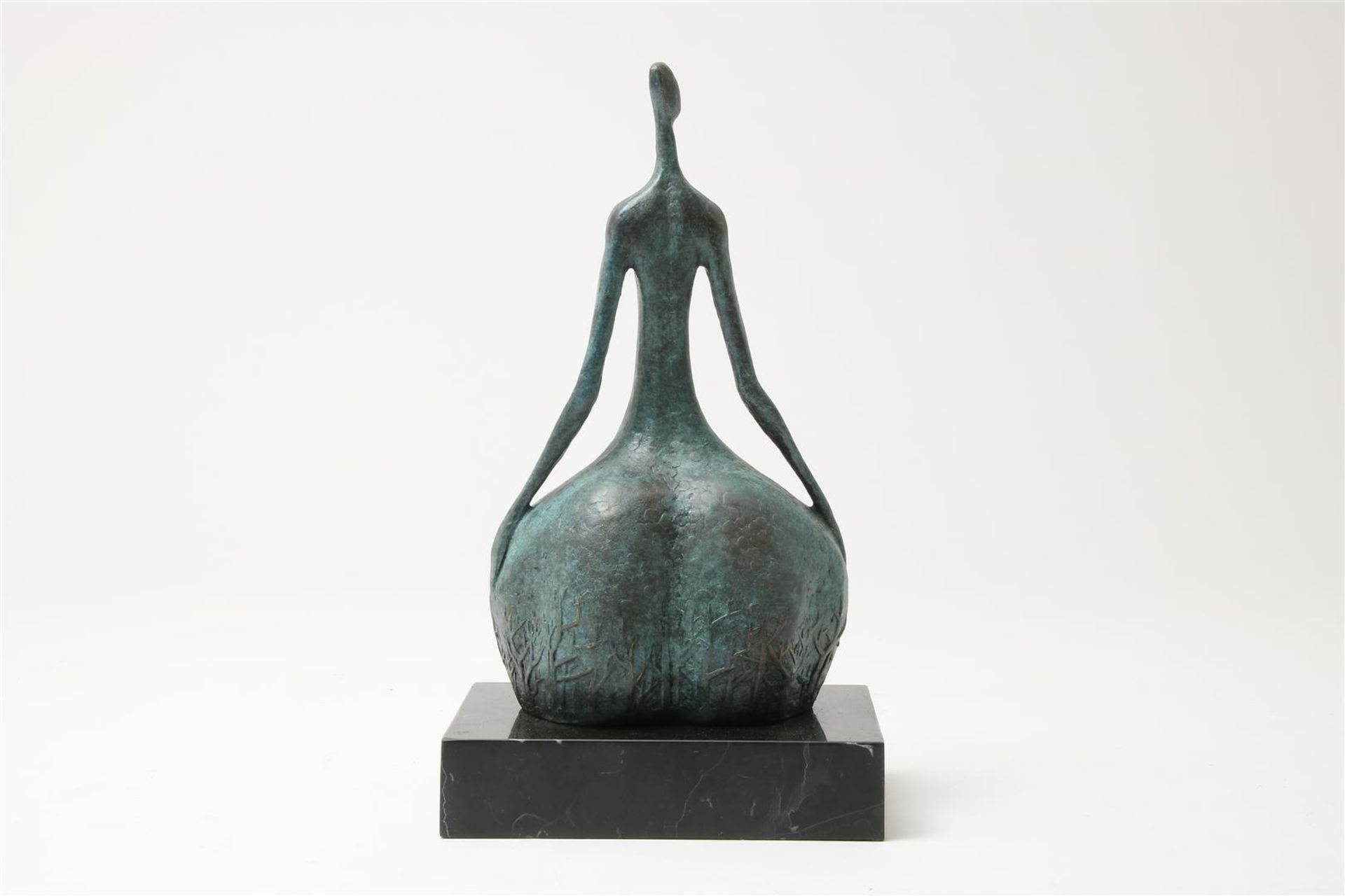 Bronze sculpture of lady, mounted on marble base, h. 40 cm. - Image 4 of 5