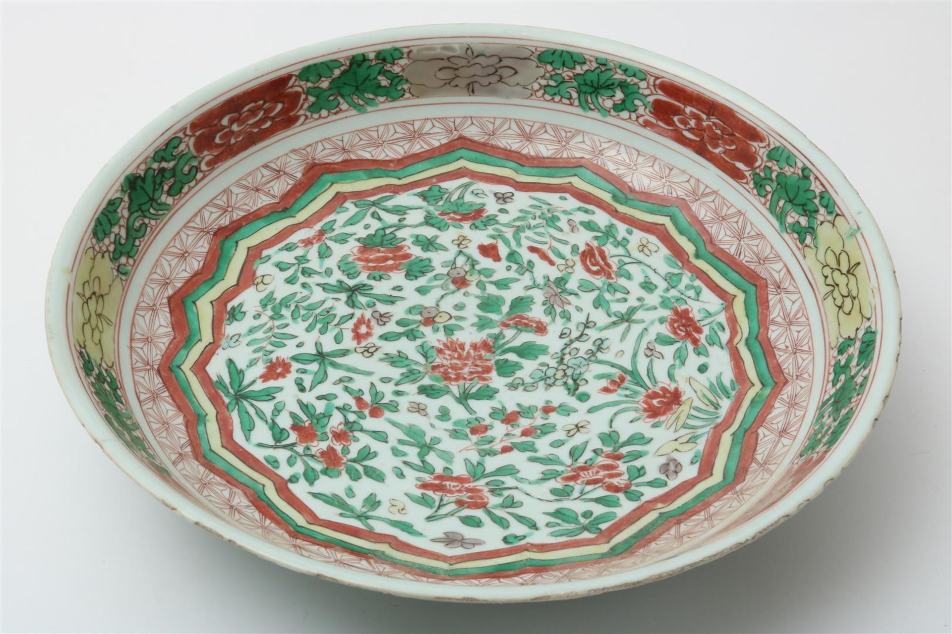 Porcelain Kangxi round dish with Famille Verte decor, diam. 33.5 cm. China, 18th century (with