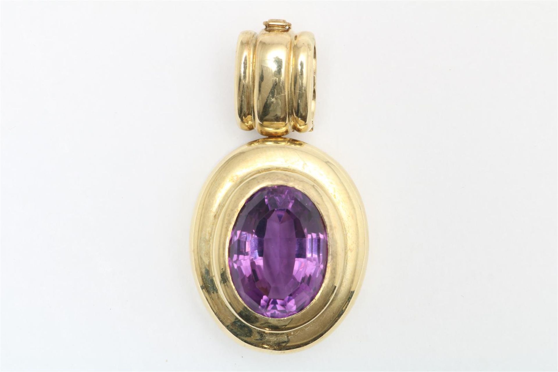 Gold oval pendant set with amethyst, alloy 585/000, gross weight 30 gr. l. pendant 6 cm. (clip