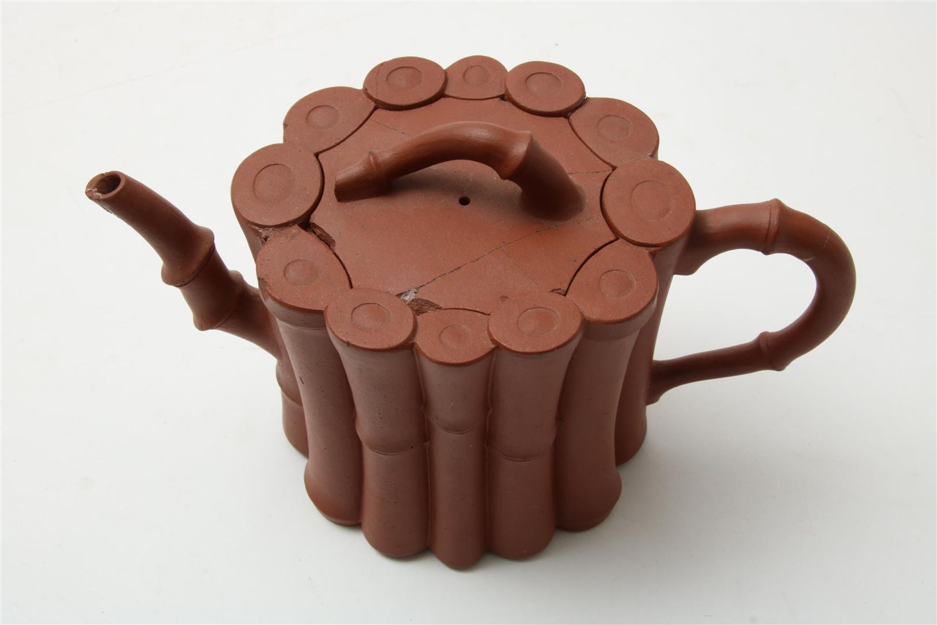 Yixing teapot, bamboo decor, China 18th/19th century, h. 14 cm. (cracked and glued) - Image 2 of 4