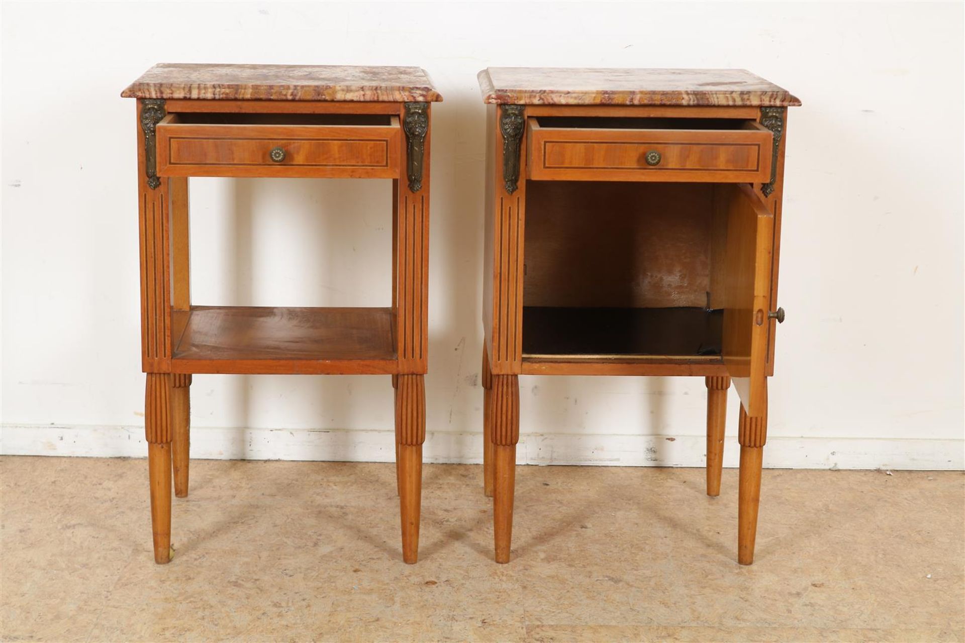 Set walnut bedside tables with marble top, 1x with drawer and panel door and 1x with drawer, h. - Image 2 of 6